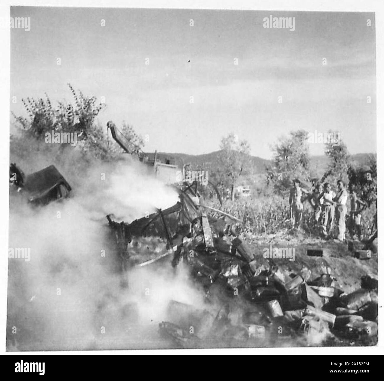 Das Personal der R.E.M.E. entfernte nach einem Brand verbrannte Überreste von der Straße, sodass die Versorgungssäule während der Operationen der 8. Armee entlang der Route weitergeführt werden konnte. Stockfoto