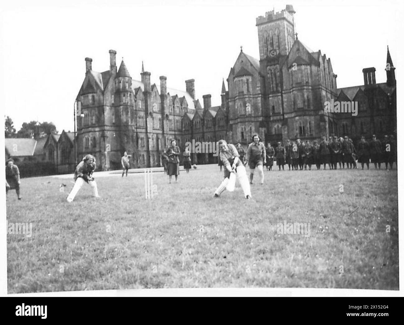 Ein TAG MIT DEN A.T.S. IM TRAINING - Netball und Cricket werden bei den Spielen der British Army gespielt Stockfoto