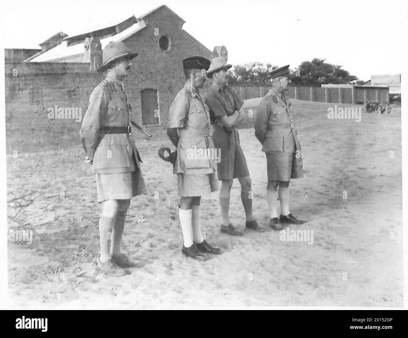 Mr. Eden, General Sir Archibald Wavell und Major General W. Platt beobachten eine marschvergangenheit des Yorkshire Regiments in Khartum. Stockfoto