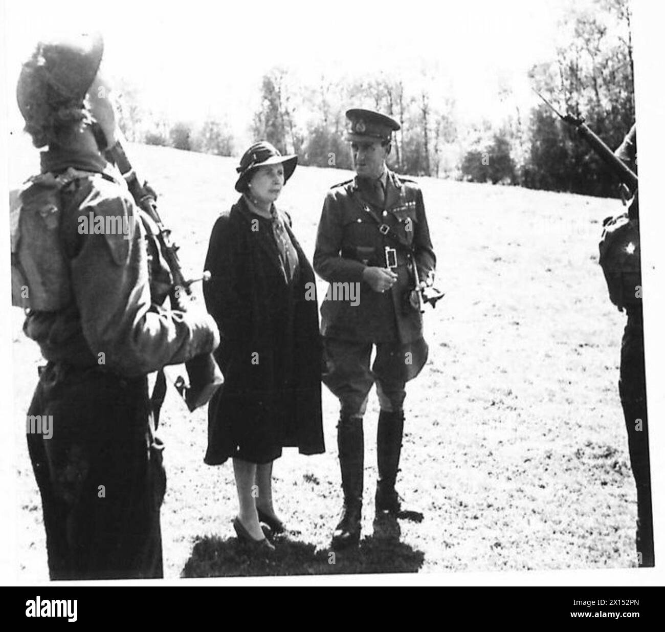 MPS SEHEN das KAMPFTRAINING DER ARMEE AN - Mrs. Casalet-Keir mit General Sir Bernard C. T. Paget, C-in-C Home Forces, die die Waffen der Männer am Ende der britischen Armee inspizieren Stockfoto