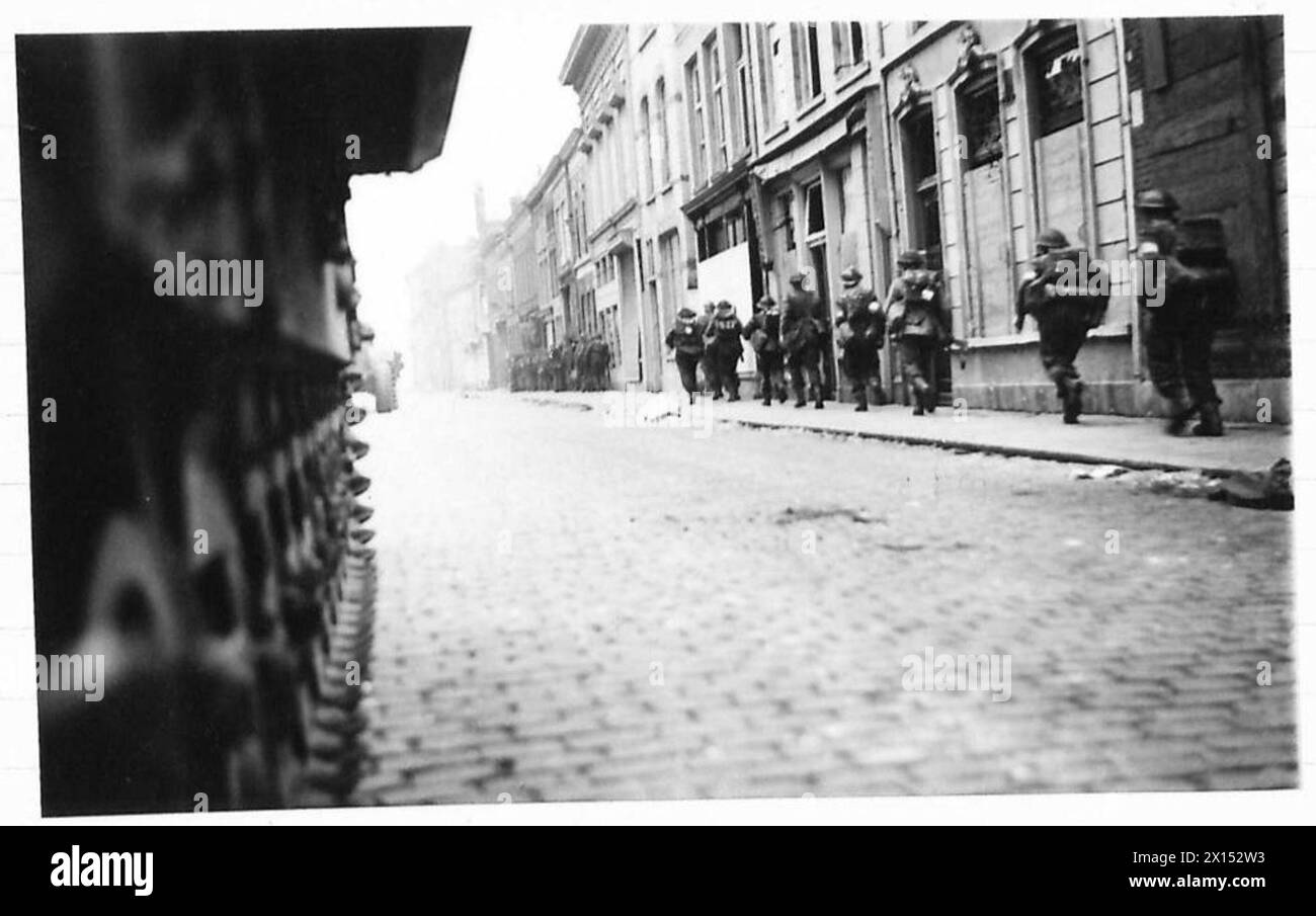 KÄMPFE IN S'HERTOGENBOSH - Männer der 1. BN East Lancashire Regt. Durch die Straßen der Stadt zur Kanalbrücke, British Army, 21st Army Group Stockfoto