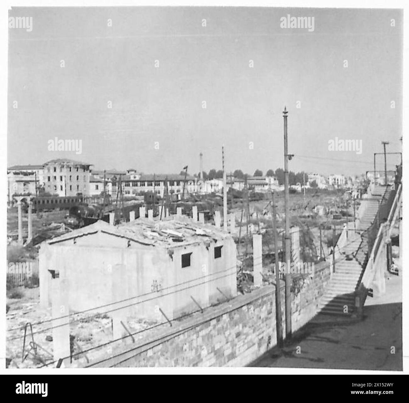 ACHTE ARMEE: BRÜCKENKOPF ÜBER DEN ARNO - der zerstörte Bahnhof in Florenz, der von der Deutschen Britischen Armee abgerissen wurde Stockfoto