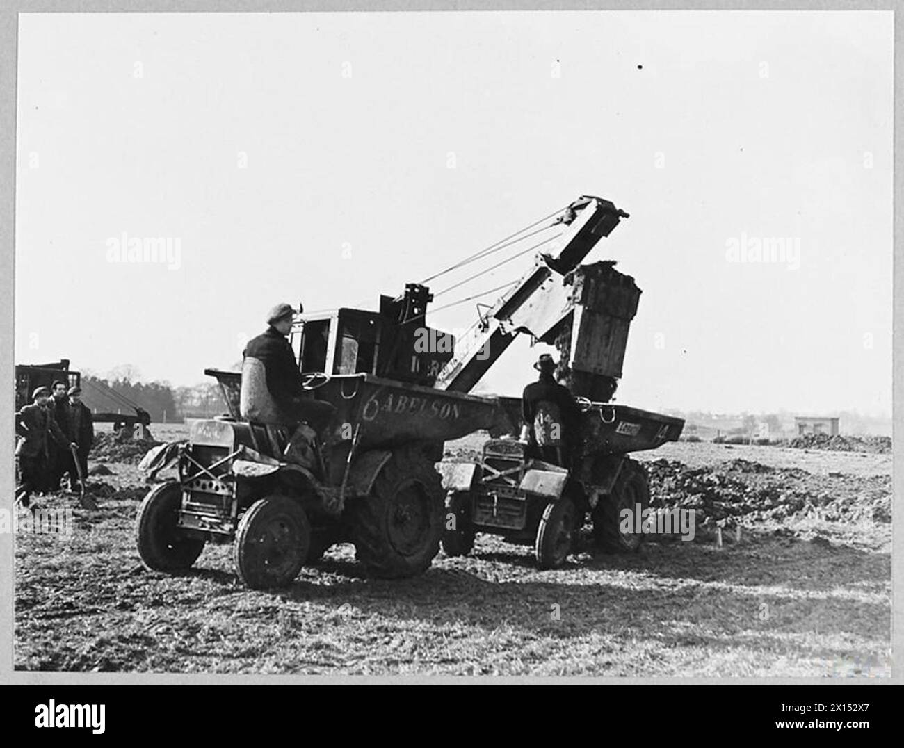 Ruston Bucyrus Bagger werden 1943 auf einer Flugfeldbaustelle in den Midlands eingesetzt, um Mutterboden in Kipper zu laden. Royal Air Force. Stockfoto