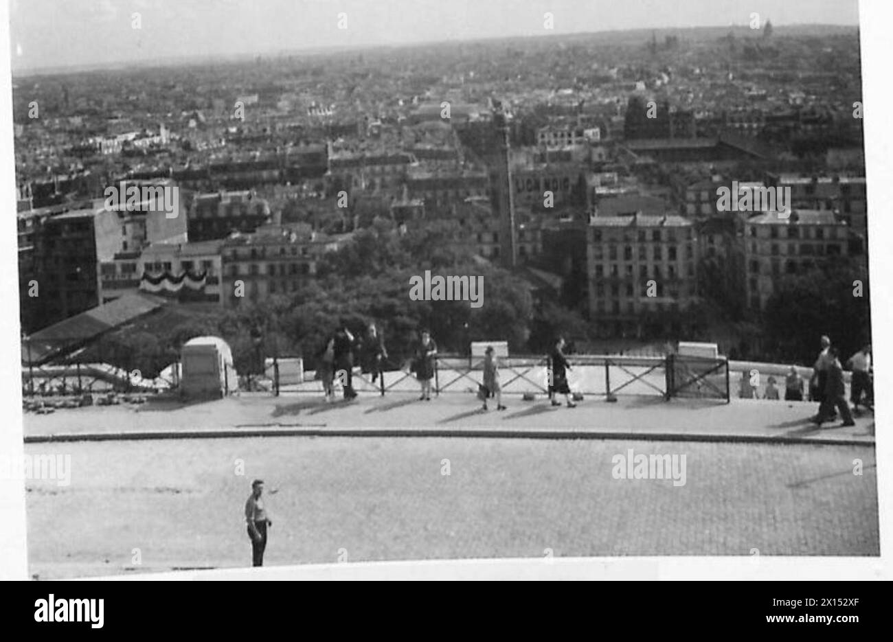 Ein allgemeiner Blick auf die Stadt Paris mit urbaner Landschaft und architektonischen Merkmalen während der Operationen der britischen Armee und der 21. Armee. Stockfoto