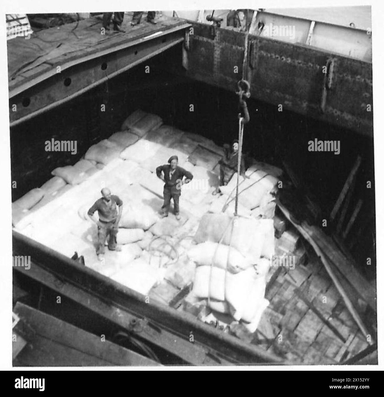 Schiffe legen im künstlichen Hafen Mulberry B an, wo Truppen und Personal Vorräte und Ausrüstung für Operationen der britischen Armee unter der 21. Armee während des Zweiten Weltkriegs entladen Stockfoto