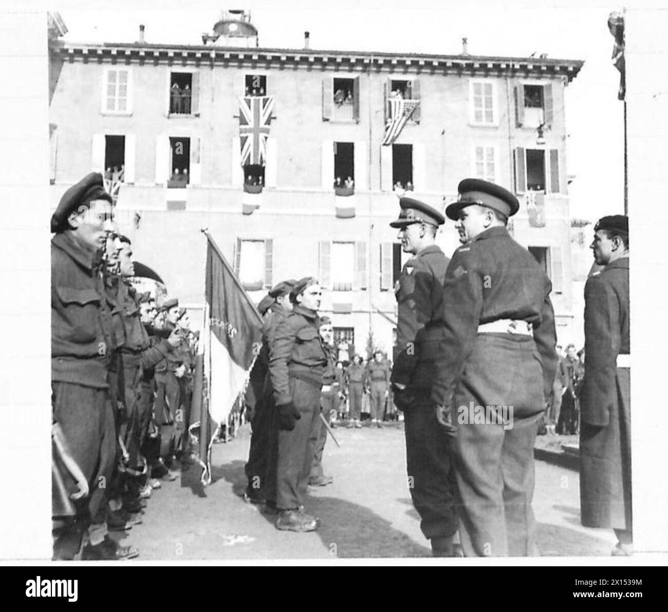 General McCreery von der britischen 8. Armee inspiziert Partisanführer während einer Anerkennungszeremonie Stockfoto