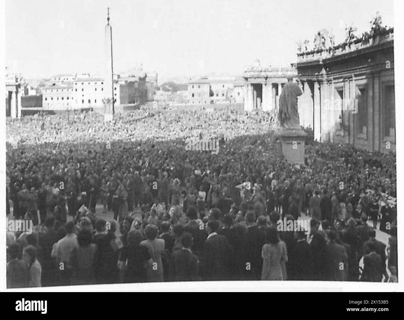 Eine große Menschenmenge hört dem Papst zu, während die britische Armee zwischen 1942 und 1946 Operationen in Nordafrika, Sizilien, Italien, dem Balkan und Österreich beobachtet. Stockfoto