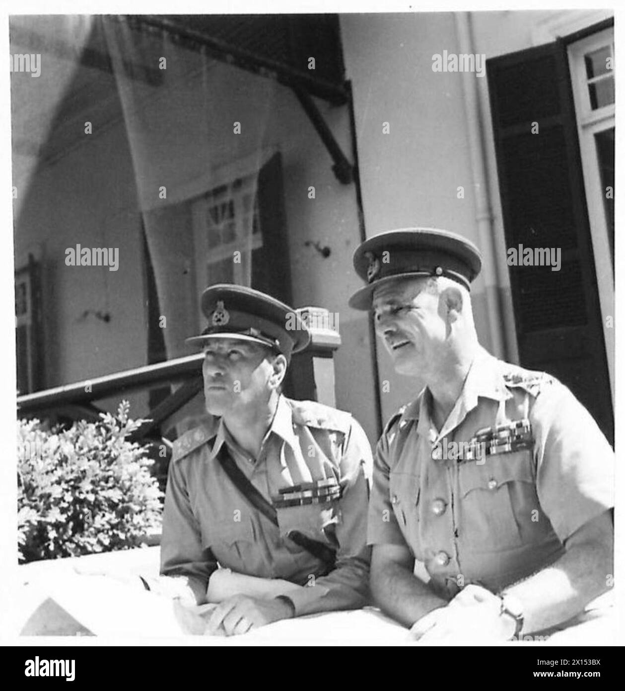 Zwei Kriegschefs führen während eines Treffens der britischen Armee eine Konsultation über eine Karte durch. Stockfoto