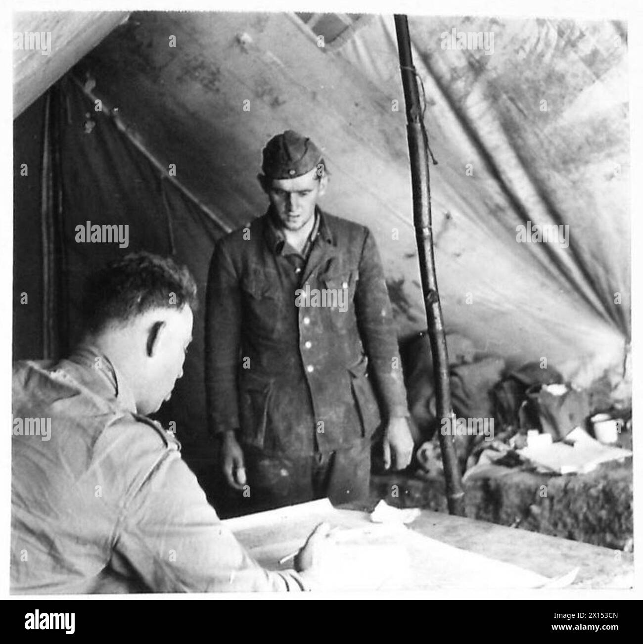 Ein deutscher Gefangener wird während des Angriffs der britischen Armee auf den Fluss Gari in Italien vom Geheimdienstoffizier verhört. Stockfoto
