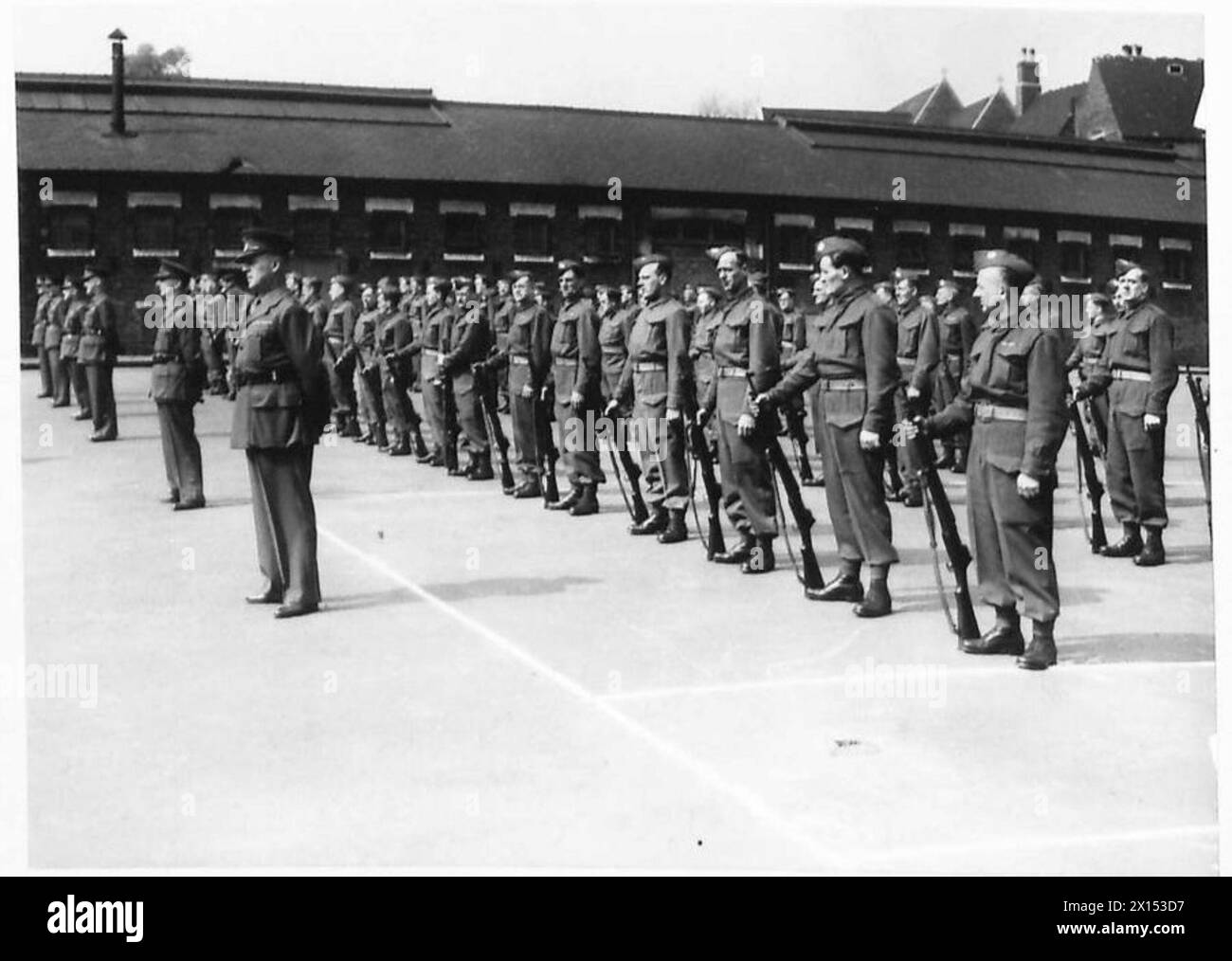 Soldaten des Home Defence Battaillons stehen während ihrer jährlichen Inspektion durch Offiziere der britischen Armee auf einer Parade. Stockfoto