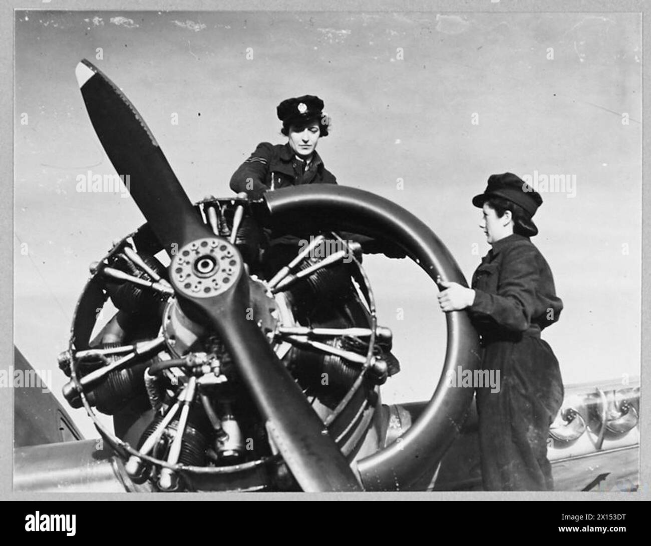 WAAF-Flugmechaniker entfernen Triebwerksteile aus einem Oxford-Flugzeug, um es für die tägliche Inspektion vorzubereiten. Stockfoto