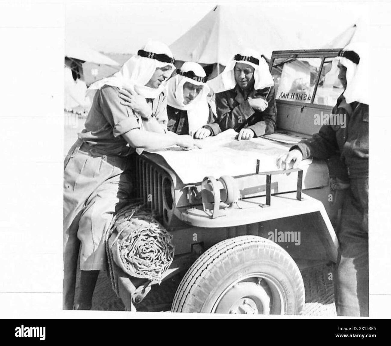 Die British Expeditionary Force, 446 Kompanie, entsandte in den Nahen Osten, um Heuschreckenbefall zu bekämpfen. Offiziere, darunter Major Horsfall, CSM G.R. Bell, Captain K.J. Owen und Captain Walker, leiteten die Kommandanten der Zugvögel während eines Feldlagers, das unter den Vereinten Nationen organisiert wurde. Stockfoto