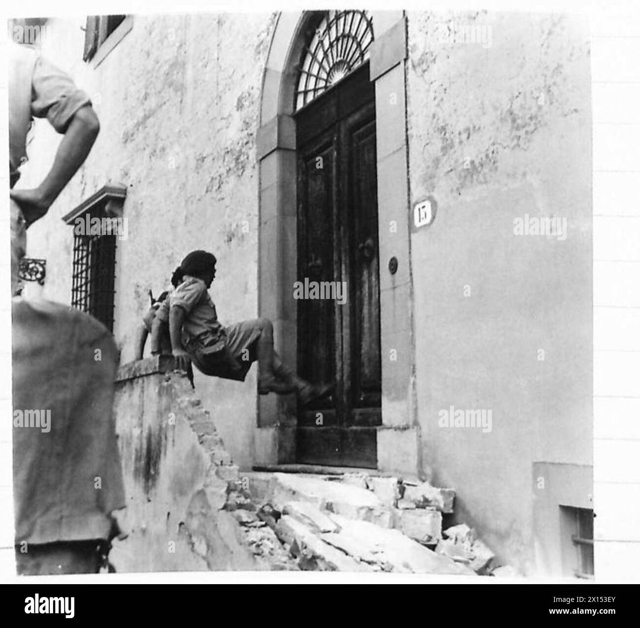 Südafrikanische und britische Truppen des No.30 Commando überfallen Villa Spelman in Florenz, ein deutsches SS-Kommandokommando-Hauptquartier; Captain Shaw zwingt die Tür mit seinen Stiefeln. Stockfoto