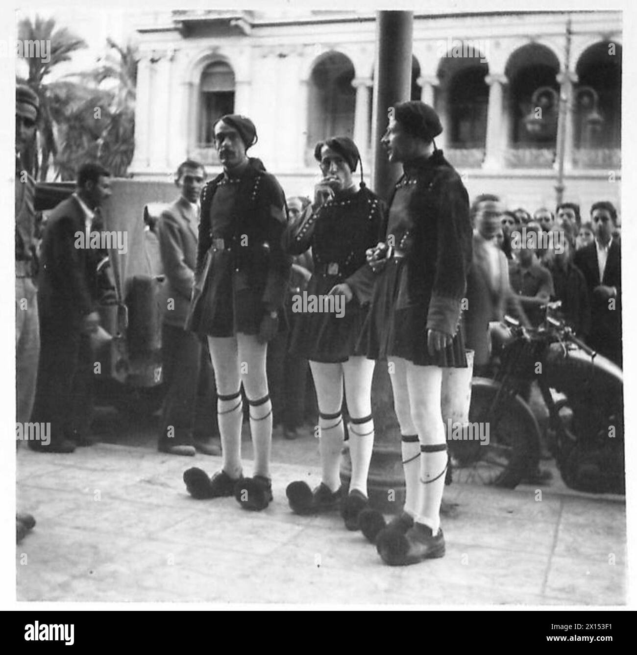Britische Fallschirmjäger betreten Athen mit griechischen Ezvones vor dem britischen Hauptquartier Stockfoto