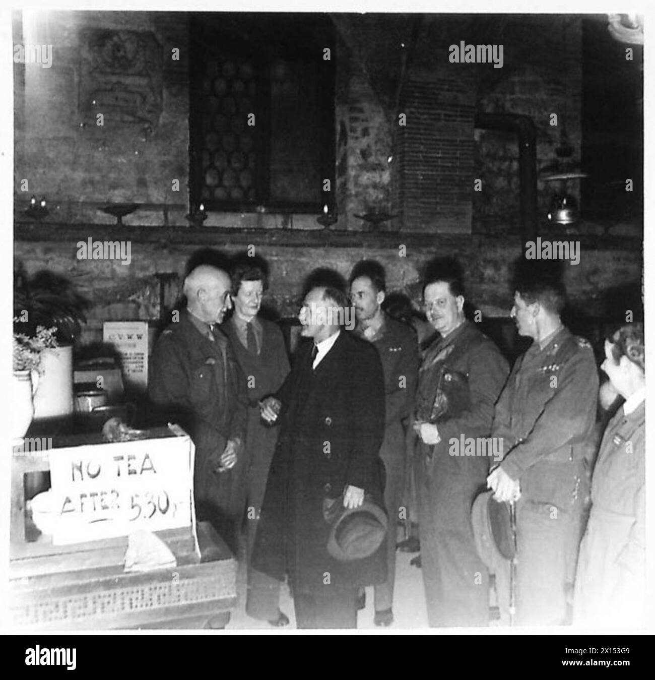 Parlamentsabgeordnete besuchen die Kantine der Church of Scotland mit Offizieren wie J.J. Lawson, Reverend R.P. Anderson, Mrs. Sievewright und Brigadier Low, wobei Reverend Anderson als Marinekaplan diente. Stockfoto