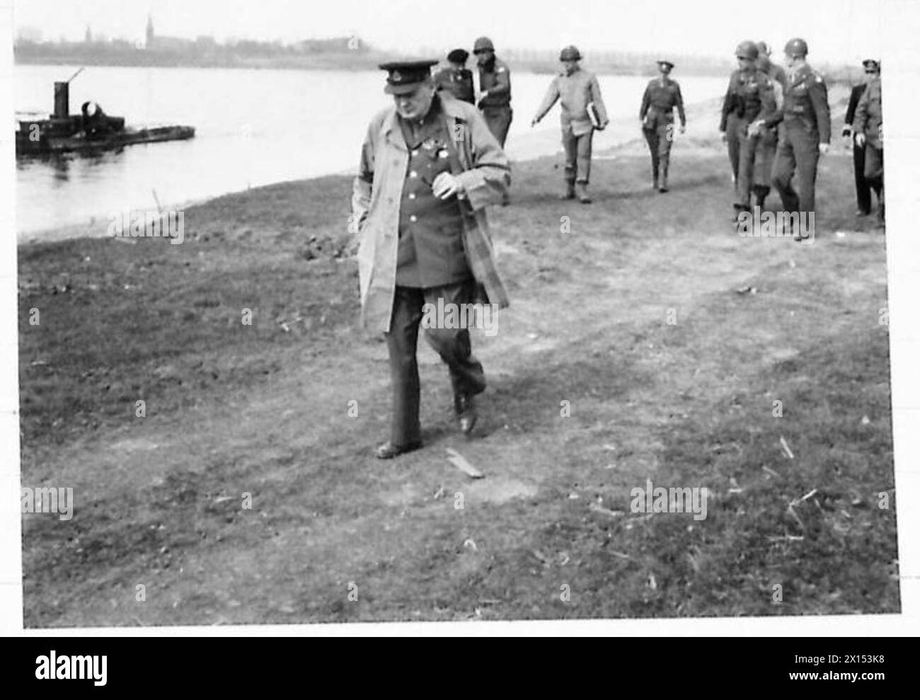 Der Premierminister geht entlang des Ostufers des Rheins während der Überquerung, British Army, 21st Army Group. Stockfoto