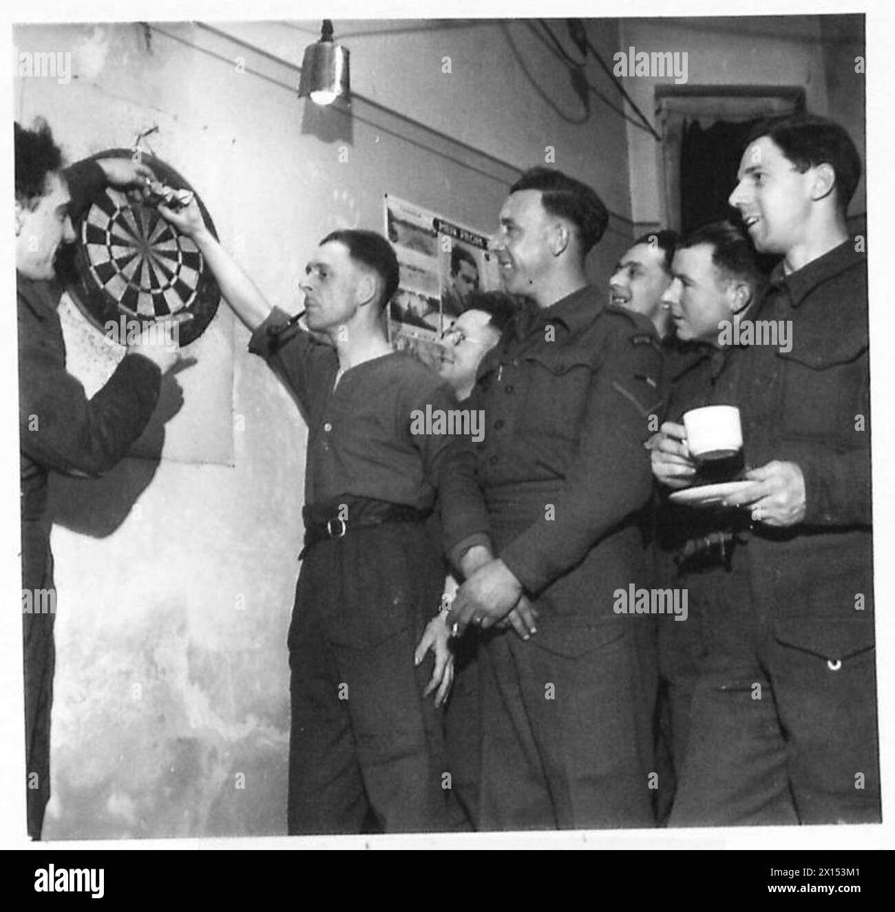 Innenansicht des Dartraums im 9 Club im Hauptquartier der 2. Armee, genutzt von britischen Armeepersonal, 21. Armeegruppe. Stockfoto