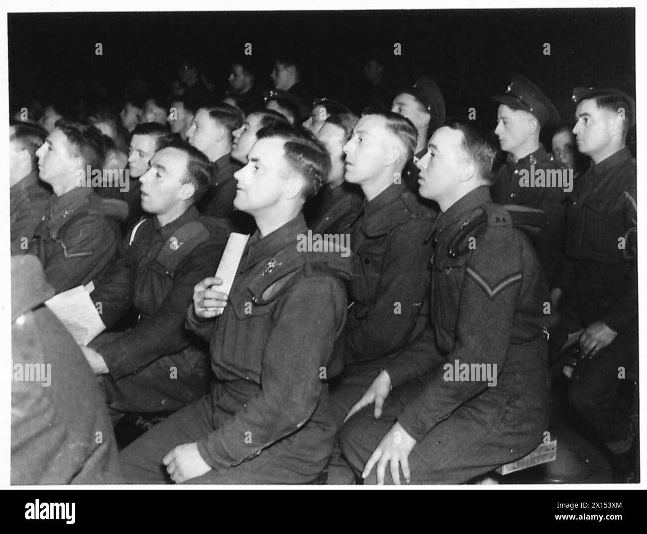 Mitarbeiter der britischen Armee und Zuschauer beobachten ein Militärboxturnier, bei dem Wettkämpfe und Zuschauerinteresse gezeigt werden. Stockfoto