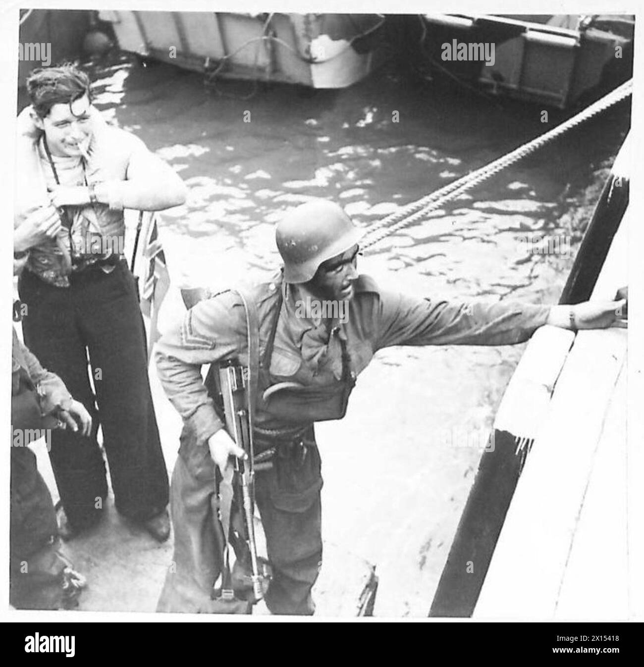 Während des Dieppe-Überfalls brachte ein britischer Soldat einen deutschen Stahlhelm als Souvenir mit. Stockfoto