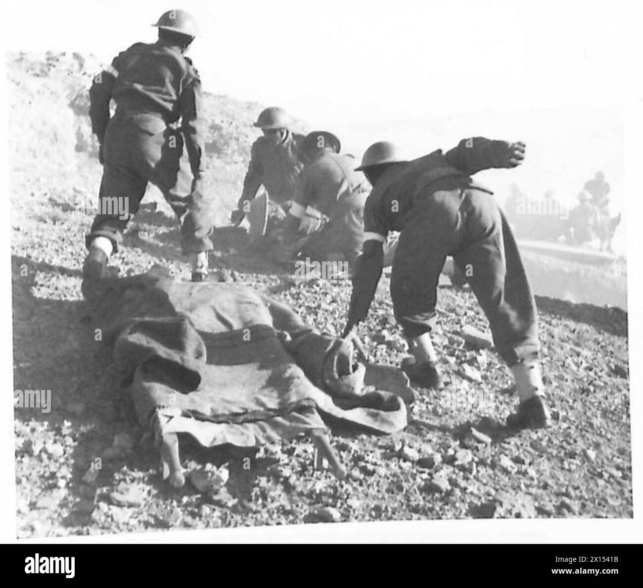 Die Feldambulanz des indischen medizinischen Dienstes operiert mit Ghurkas an der tunesischen Front während eines Angriffs. Stockfoto