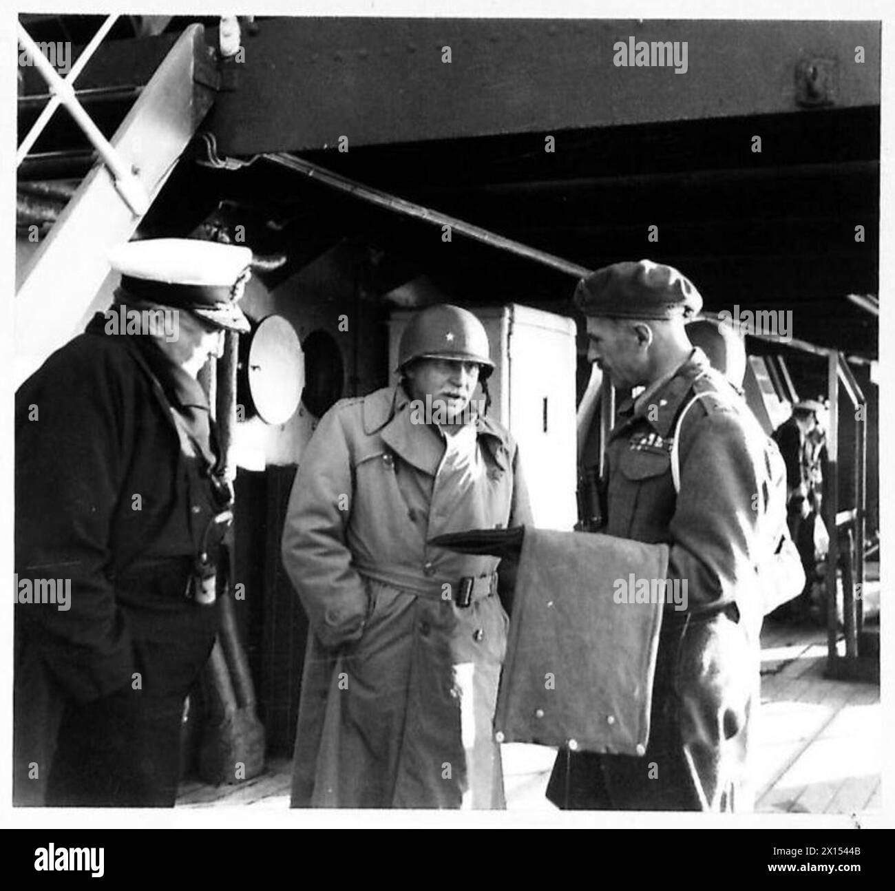 Kommandeure des alliierten Angriffs beraten an Bord der HMS Bololo, darunter Admiral Troubridge, General Lucas vom 6. US-Korps und Major General Penny, 1. Division der chinesischen Regierung. Stockfoto