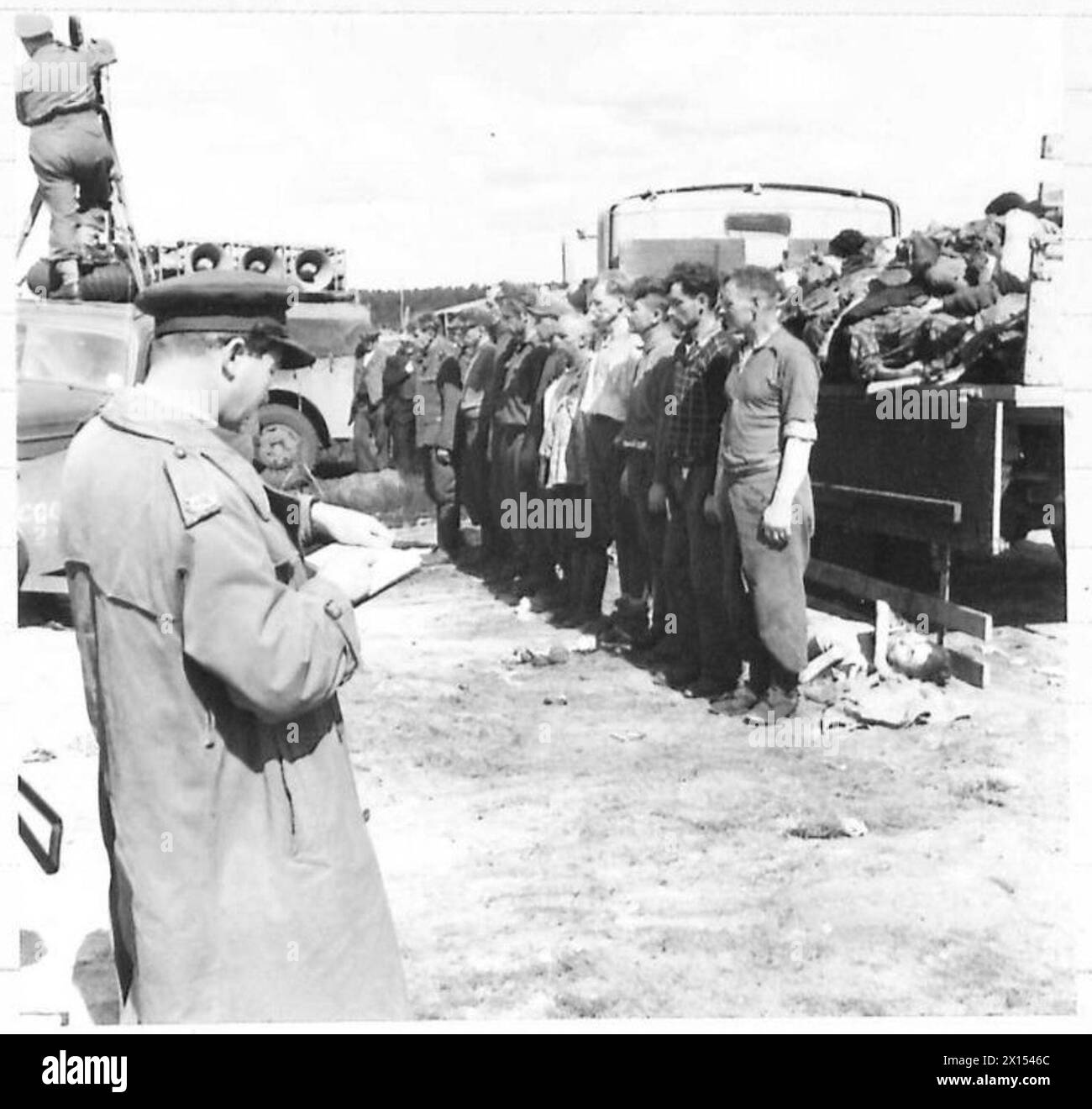 Der australische Kriegskorrespondent W. Moore berichtet aus dem Konzentrationslager Bergen-Belsen während des Zweiten Weltkriegs Stockfoto