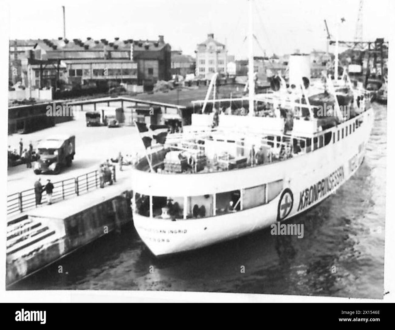 Das Schiff Crown Princess Ingrid zeigt die schwedische Flagge am Heck mit Krankenwagen am Kai während der Operationen der britischen Armee, der 21. Armeegruppe von Belsen nach Schweden. Stockfoto