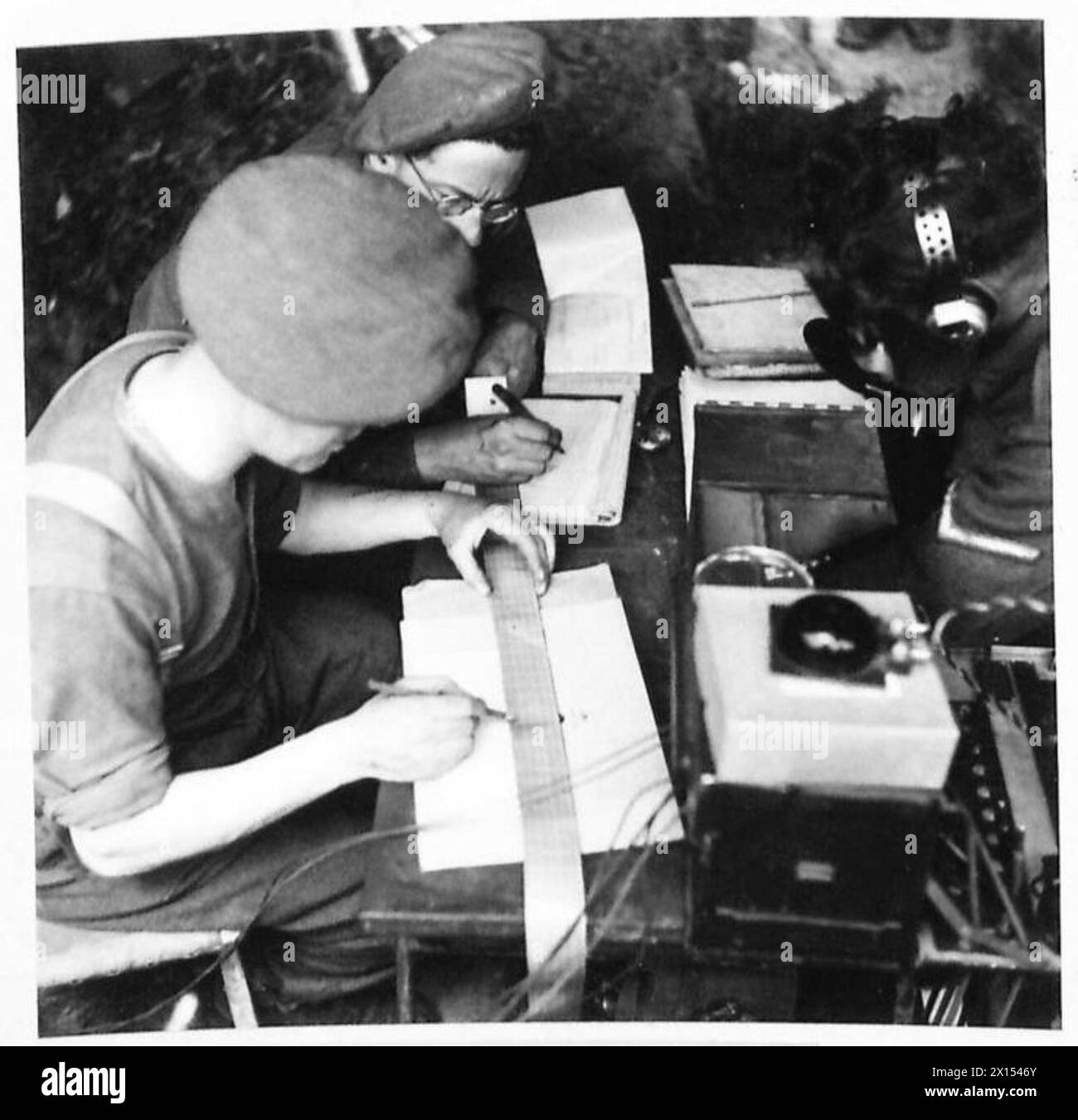 Eine Batterie der Royal Artillery zeichnet Variationen auf fotografischem Papier während der Schießübungen auf, analysiert Daten und überträgt Informationen für die operative Nutzung durch die britische Armee, 21. Armeegruppe. Stockfoto