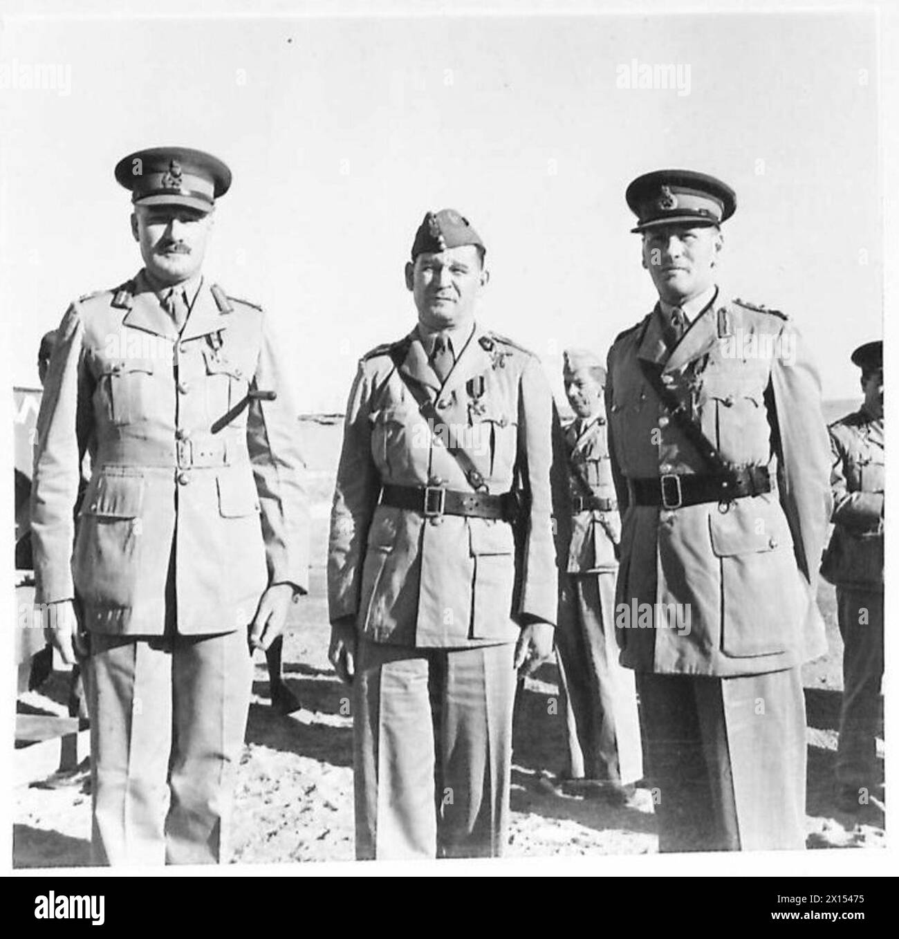 Die Generäle Neil Methuen Ritchie und Claude Auchinleck erhalten im Rahmen einer Dekorationszeremonie Virtuti Militari-Medaillen von General Józef Zając der polnischen Armee im Nahen Osten bei Kairo. Stockfoto