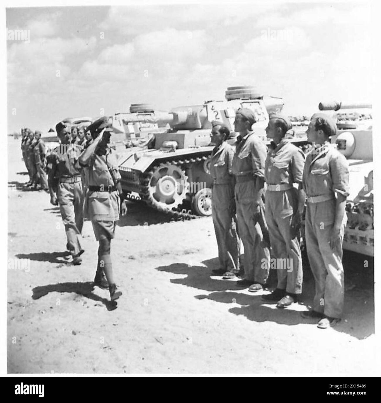 General Harold Alexander inspiziert am 12. September 1942 einen Zug von Panzern des Karpaten-Lancers-Regiments während eines Kanonenkurses an der Middle East School of Artillery in Elmaza, nahe Kairo, Ägypten. Im Hintergrund stehen die gefangenen deutschen Panzer III mit Streifen des Royal Panzer Regiments. Der Zug wird von Leutnant z. Paciorek kommandiert. Stockfoto