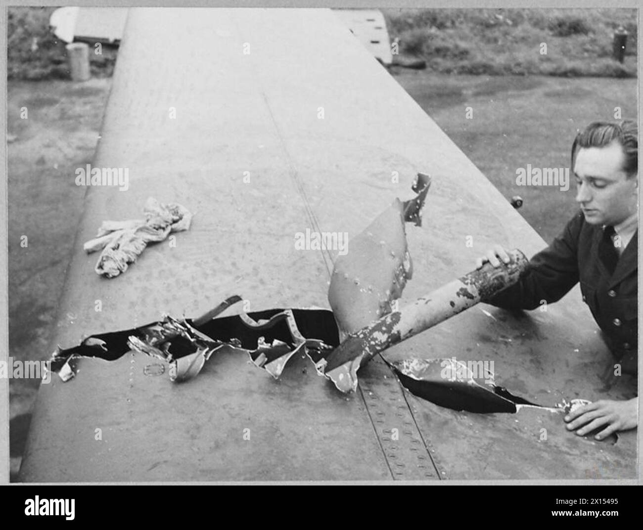 "SOUVENIR" AUS DEM BESETZTEN FRANKREICH - Ein BOSTON BRINGSBACK, Eine LÄNGE VON STAHLROHREN - (Bild 1942) Ein Boston Bomber kehrte kürzlich nach einem niedrigen Angriff auf industrielle Ziele in Nordfrankreich zu seinem Stützpunkt zurück. mit einem beträchtlichen Stück „Bergung“ – einer vier-Foor-langen Stahlrohrleitung – fest in seinem Steuerbord-Hauptflugzeug eingebettet. Während des Angriffs traf der Flügel des Flugzeugs auf einen Stahlmast, der halb durch das Hauptflugzeug sägte, bevor ein Teil des Rohrs abbrach und fast doppelt gebogen blieb, fest im zerrissenen Flügel verkeilt. Der Pilot berichtete, dass sich das Flugzeug verhielt Stockfoto