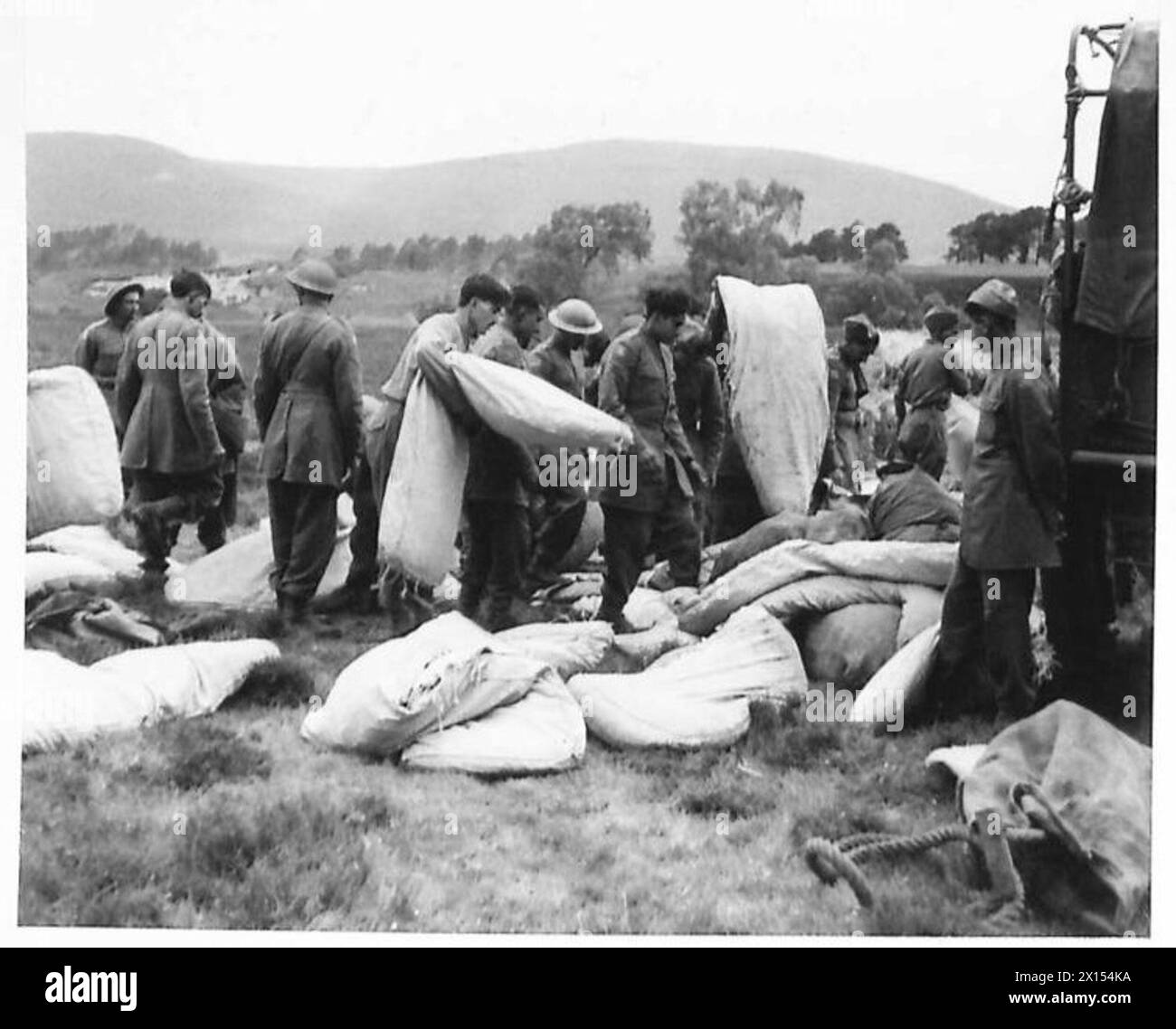 Indische Soldaten des Royal Indian Army Service Corps ziehen während der Operationen der britischen Armee Betten aus Feldläden und zeigen damit logistische Unterstützung und Truppenbereitschaft. Stockfoto