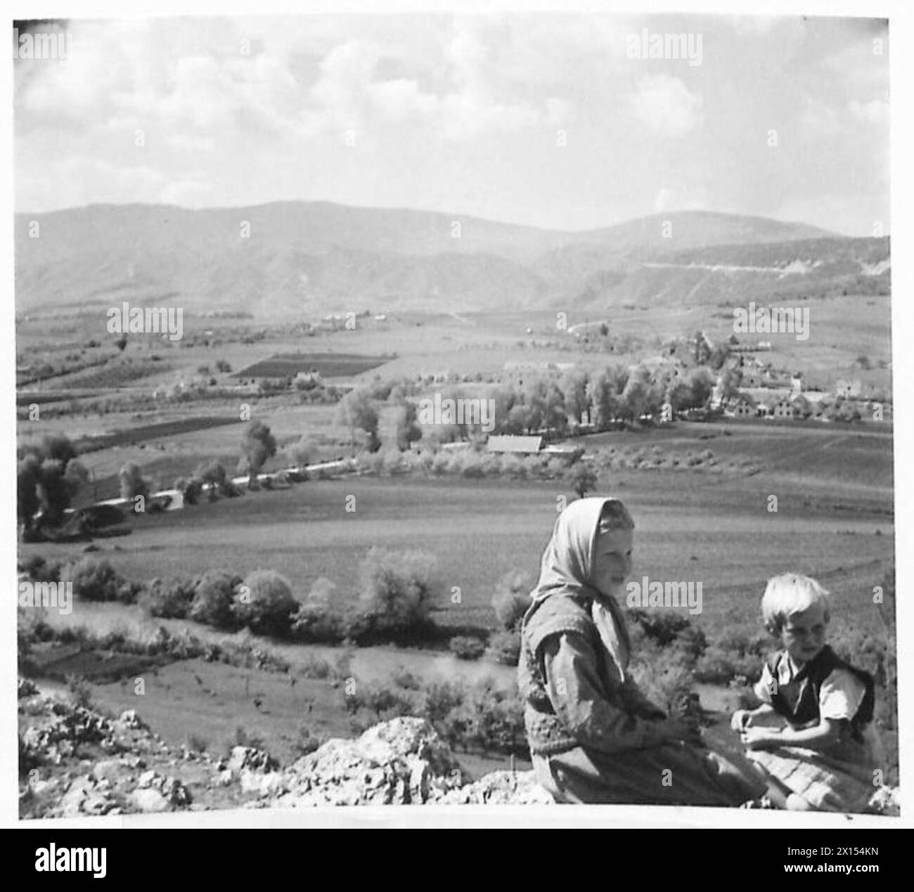 Ein Panoramablick fängt das Dorf Drvar und das umliegende Tal in Bosnien ein und veranschaulicht das ländliche Leben während der Zeit der Beobachtung durch die britische Armee. Stockfoto