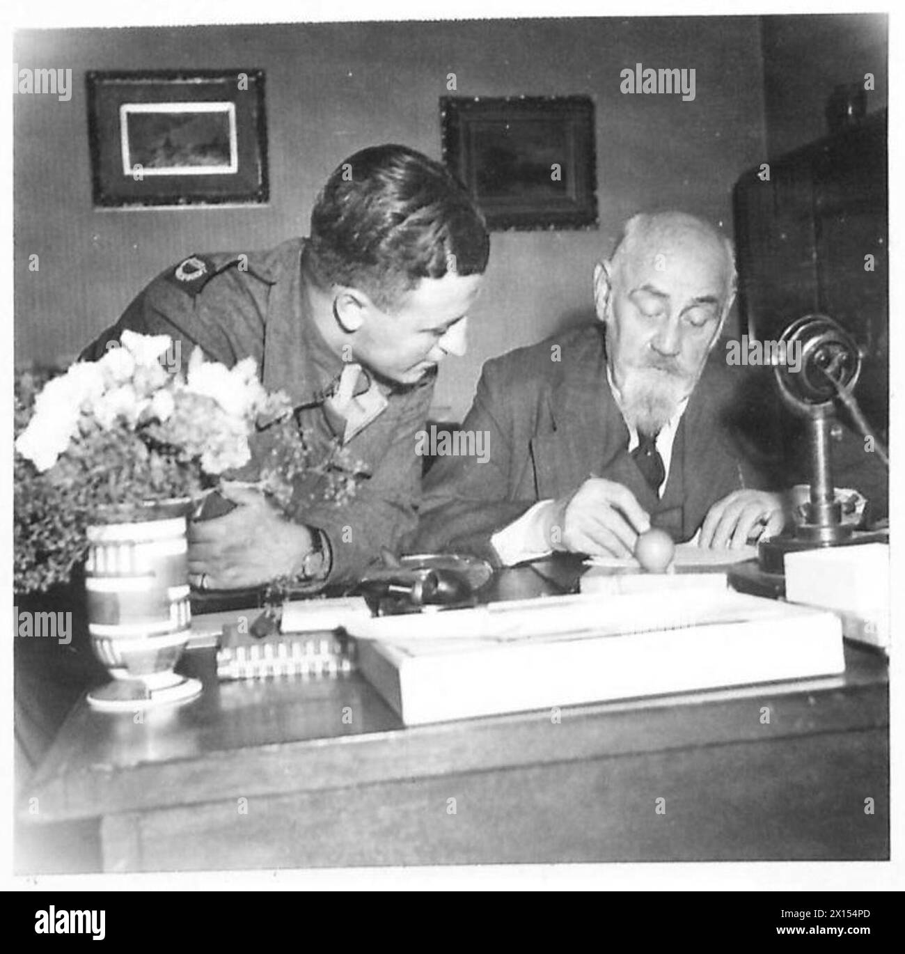 Dr. Karl Renner, Chef der österreichischen Landesregierung, nahm eine Rede vor der britischen Öffentlichkeit in seinem Haus in Wien auf, wobei Patrick Smith von der BBC die Aufnahme übernahm. Stockfoto