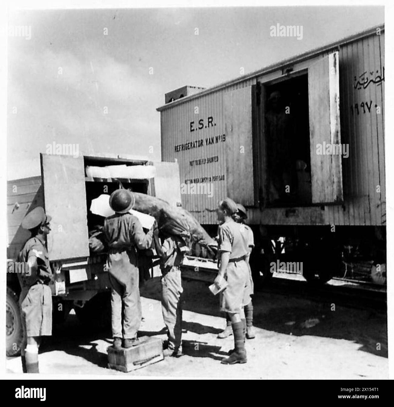 Ein Kühlwagen ist mit Fleisch- und Eisblöcken beladen, um die Truppen der britischen Armee in der Westwüste zu versorgen. Stockfoto