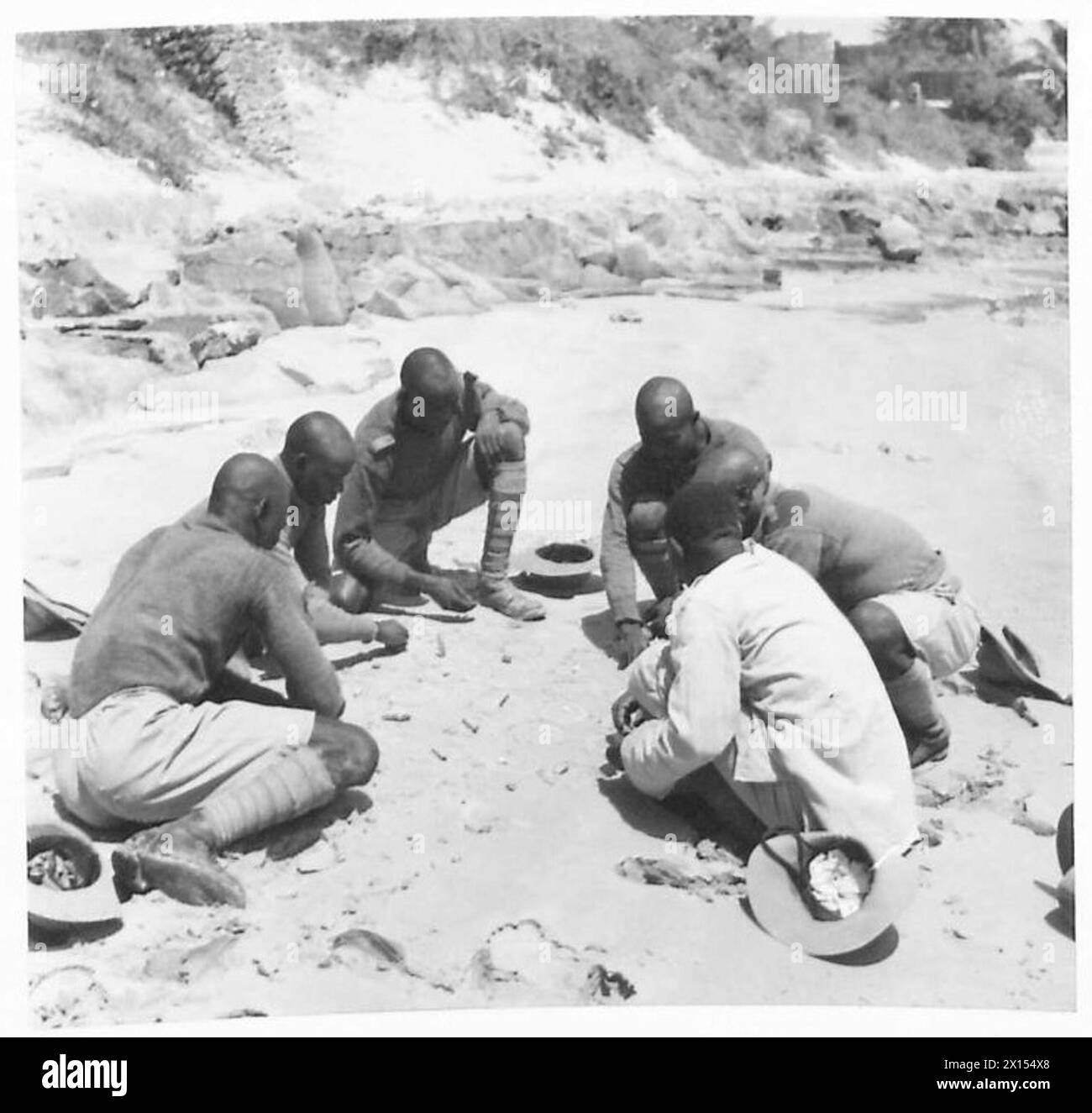 Männer der Royal West African Frontier Force spielen eine Partie Daro an einem Strand in der Nähe einer Position an der kenianisch-italienischen Grenze Somaliland. Stockfoto