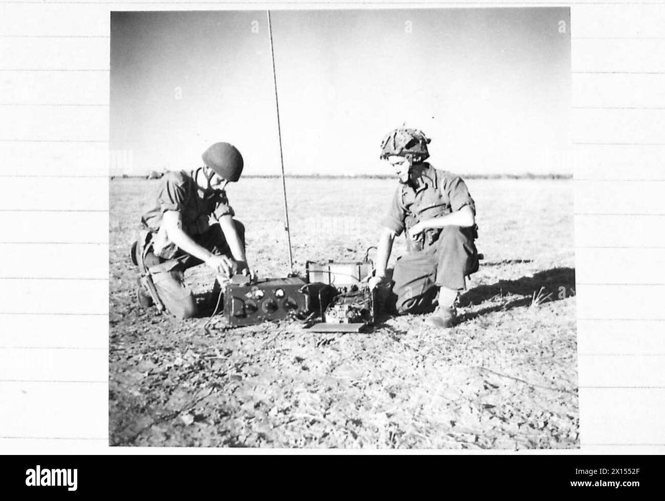 FALLSCHIRMJÄGER - Pte. Dodd (links) von Seaton Sluice, Northumberland und Pte. Jagd nach Edinburgh mit dem mächtigen „Crest“ Beacon, Typ „B“ British Army Stockfoto