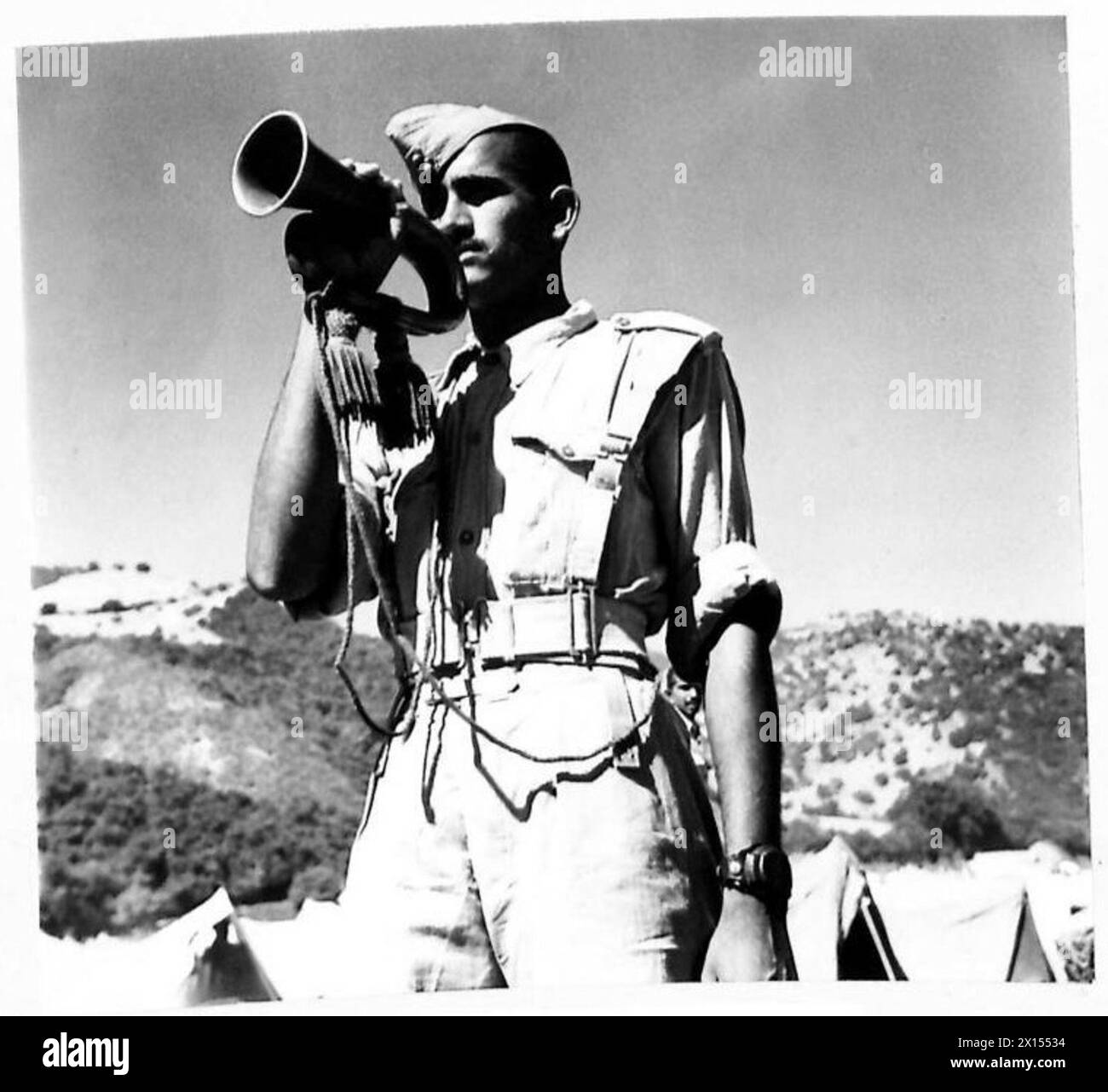 EIN INDISCHES JODHPUR SARDOR-INFANTERIEREGIMENT IN NORDAFRIKA - ein indischer Bugler, der den Ruf nach Mahlzeiten der britischen Armee ausspricht Stockfoto