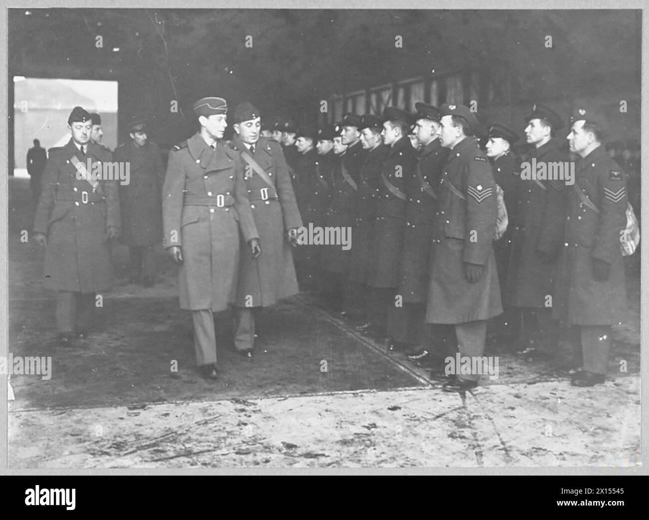 DIE POLNISCHE LUFTWAFFE IN GROSSBRITANNIEN, 1940-1947 – König Georg VI. Inspizierte während des königlichen Besuchs der RAF Swinderby am 27. Januar 1941 Flugzeuge der polnischen Bombergeschwader der Nr. 300 oder Nr. 301. Er wird begleitet von Flügelkommandeur Wacław Makowski, dem CO der No. 300 Squadron (links von König), und Wing Commander Roman Rudkowski, CO der No. 301 Squadron (ganz links) polnische Luftwaffe, polnische Luftwaffe, 300 Bombergeschwader 'Land Masovia', polnische Luftwaffe, 301 Bombergeschwader 'Land Pommern', George VI, König, Makowski, Wacław, Rudkowski, Römer Stockfoto