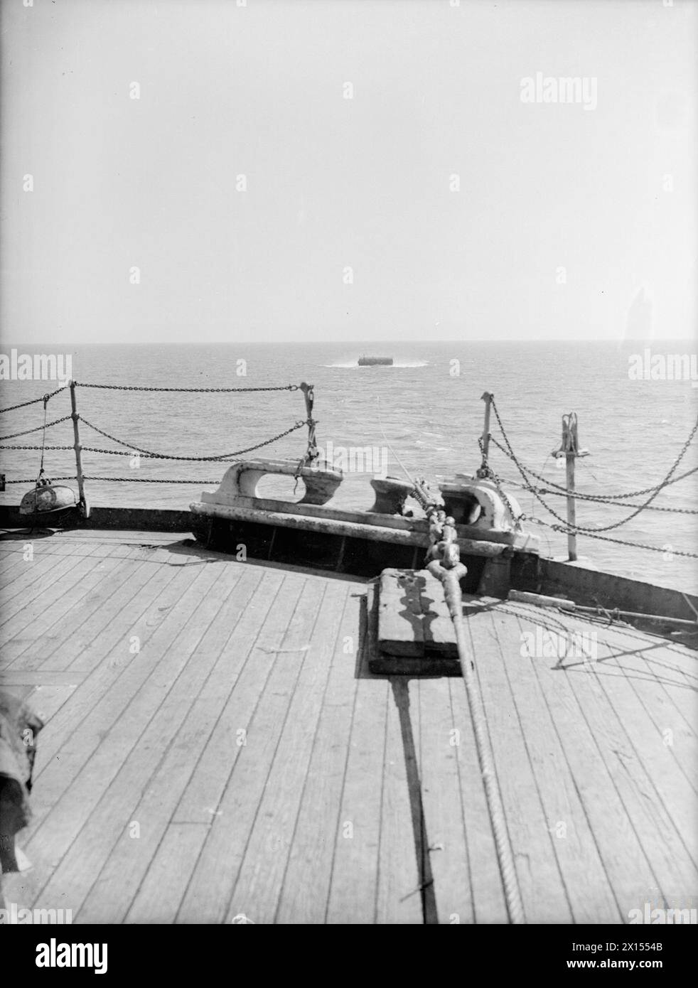 VERSUCHSSCHLEPPUNG VON MARINEBEUCHTEN. 5. BIS 7. MAI 1945, VON DER MERSEY IN LIVERPOOL BIS ZUM CLYDE. DIE VERSUCHSSCHLEPPUNG EINES BRITISCHEN MARINEFLUSSES DURCH DAS BRITISCHE MOTORSCHIFF GLENAPP. DAS FLOSS, CA. 100 FT X 42 FT X 15 FT, HAT EINEN ZUGLUFT VON 4 FT UND WIEGT 300 TONNEN. - Das Floß im Schlepptau Stockfoto