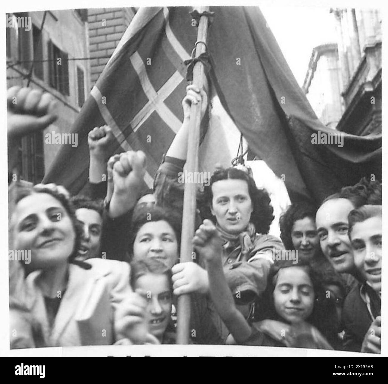 Die Kommunisten halten ihre erste Parade in Rom ab, unmittelbar nachdem sich die Stadt der Fünften Armee ergeben hat. Stockfoto