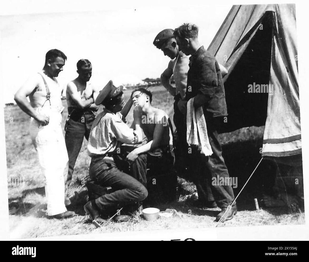 Royal Engineers rasieren sich im Freien, während sie Pontonbrücken bauen. Stockfoto