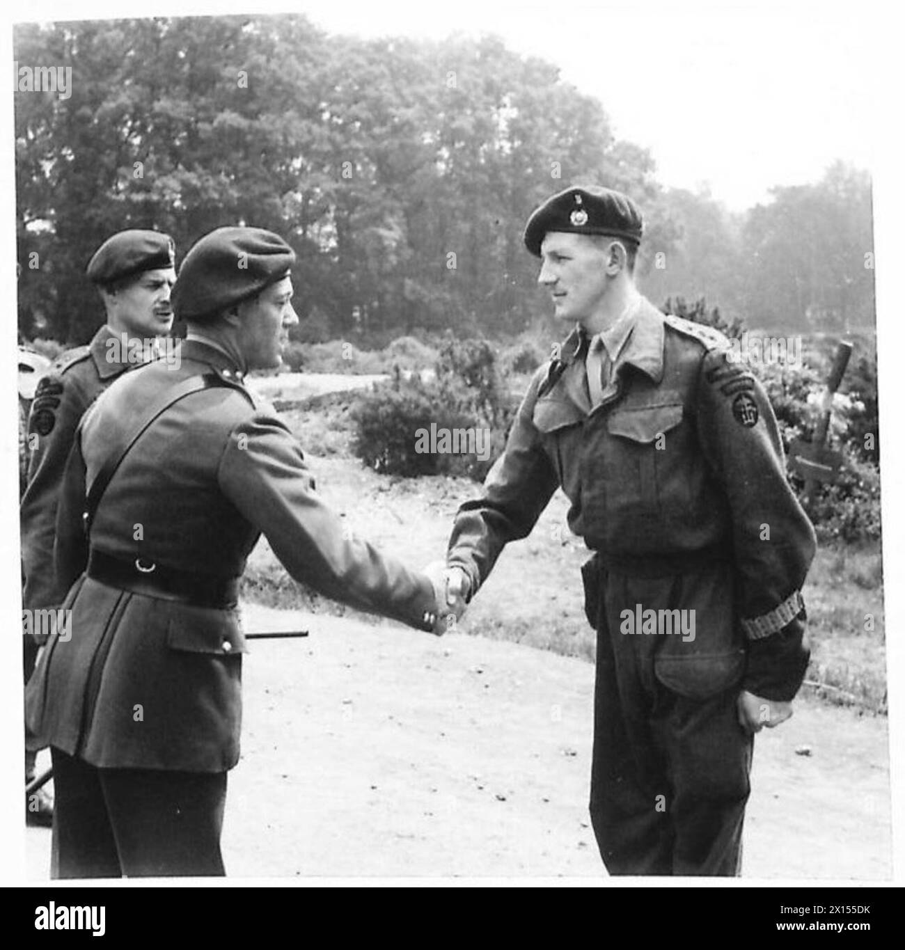 Generalmajor R. Laycock, Chief of Combined Operations, inspiziert die Truppen des Sonderdienstes und schüttelt die Hand mit einem Offizier des Marine Commandos. Stockfoto