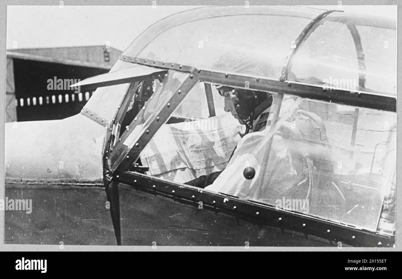 Ein RAF-Trainee, Fricker, studiert eine Karte in Südafrika während der Ausbildung im Rahmen des Commonwealth Joint Air Training Plan für Überlandflüge im Jahr 1943. Stockfoto