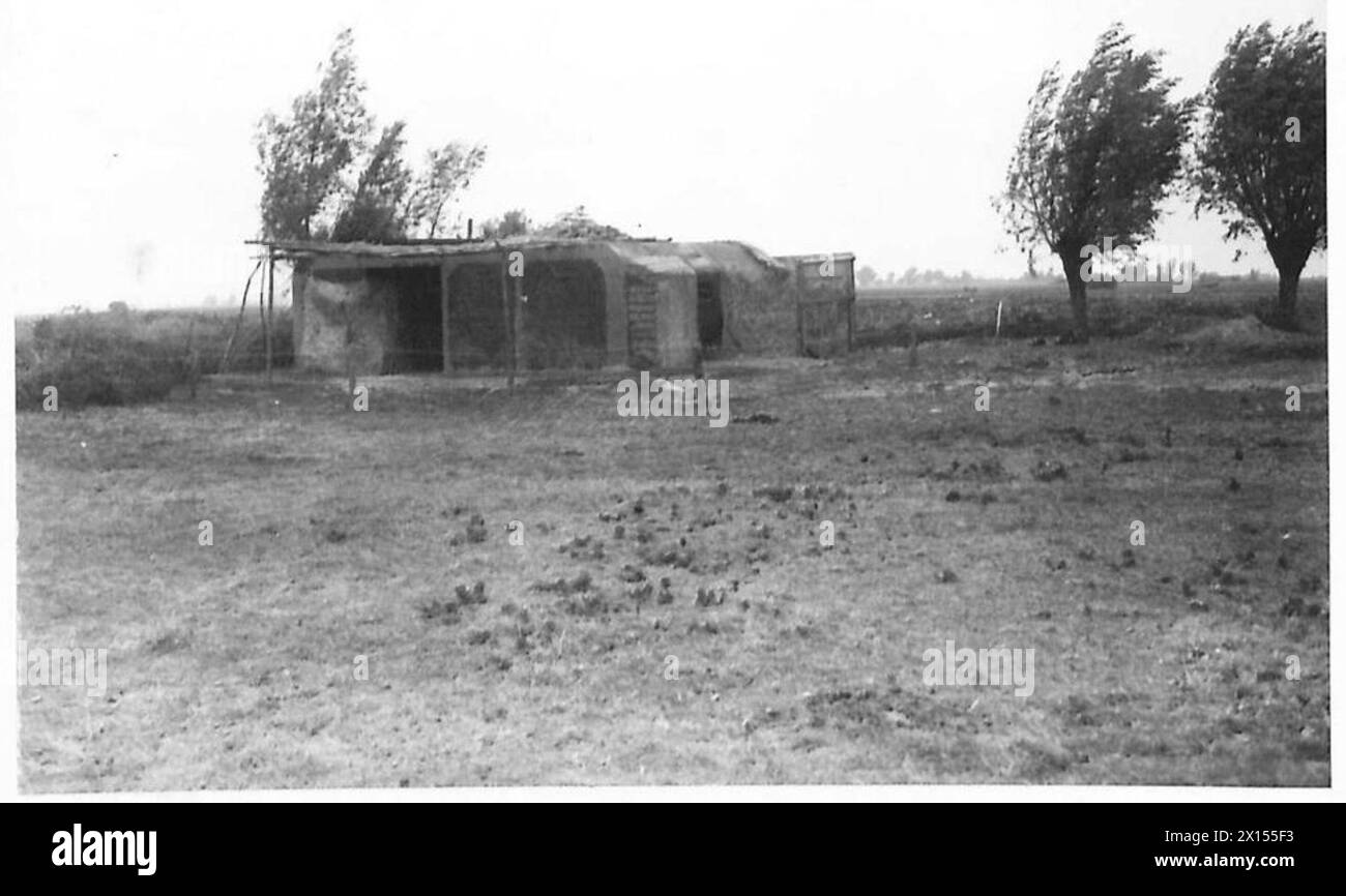 Getarnte Verteidigungspunkte werden vom 2. Korps der britischen Armee bemannt. Stockfoto