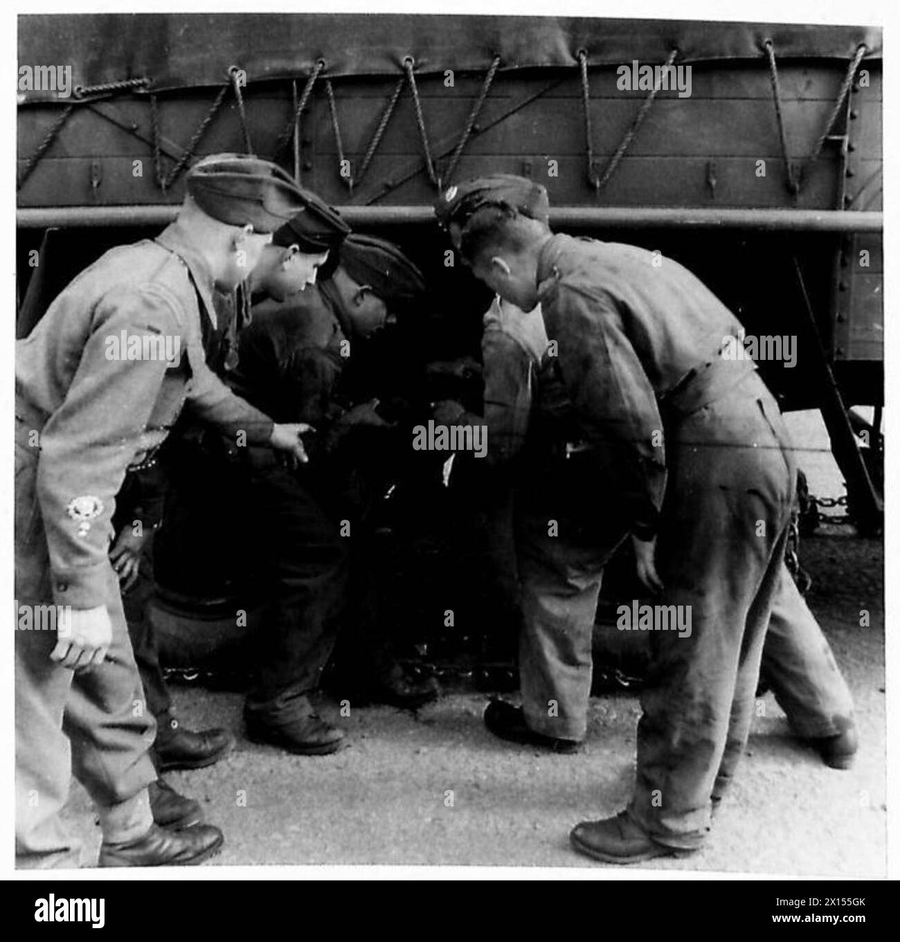 QSMI Wood beobachtet Soldaten, die Ketten auf der Ayr Racecourse für Wartung und Ausrüstung der Royal Engineers befestigen Stockfoto