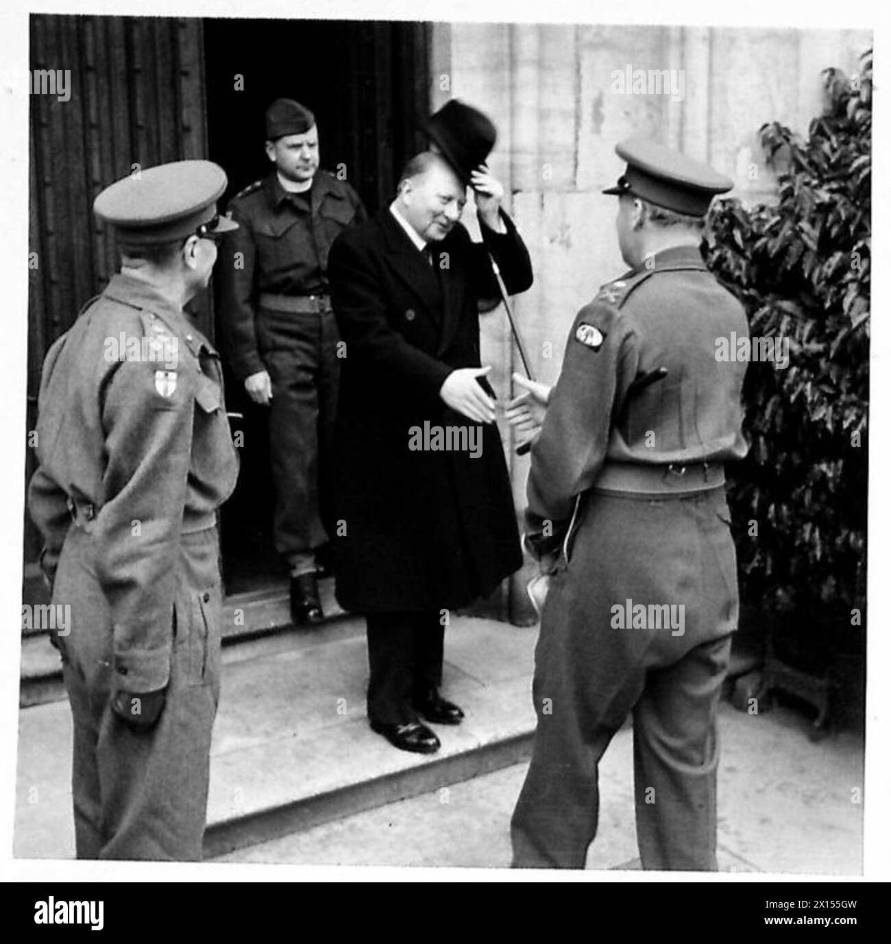 Mr. D.J. Davies, CB, Handelskommissar von Neufundland, und Captain Rev. L. Farrell werden bei der Inspektion von Neufundland-Truppen Generalleutnant N.M. Ritchie vorgestellt. Stockfoto