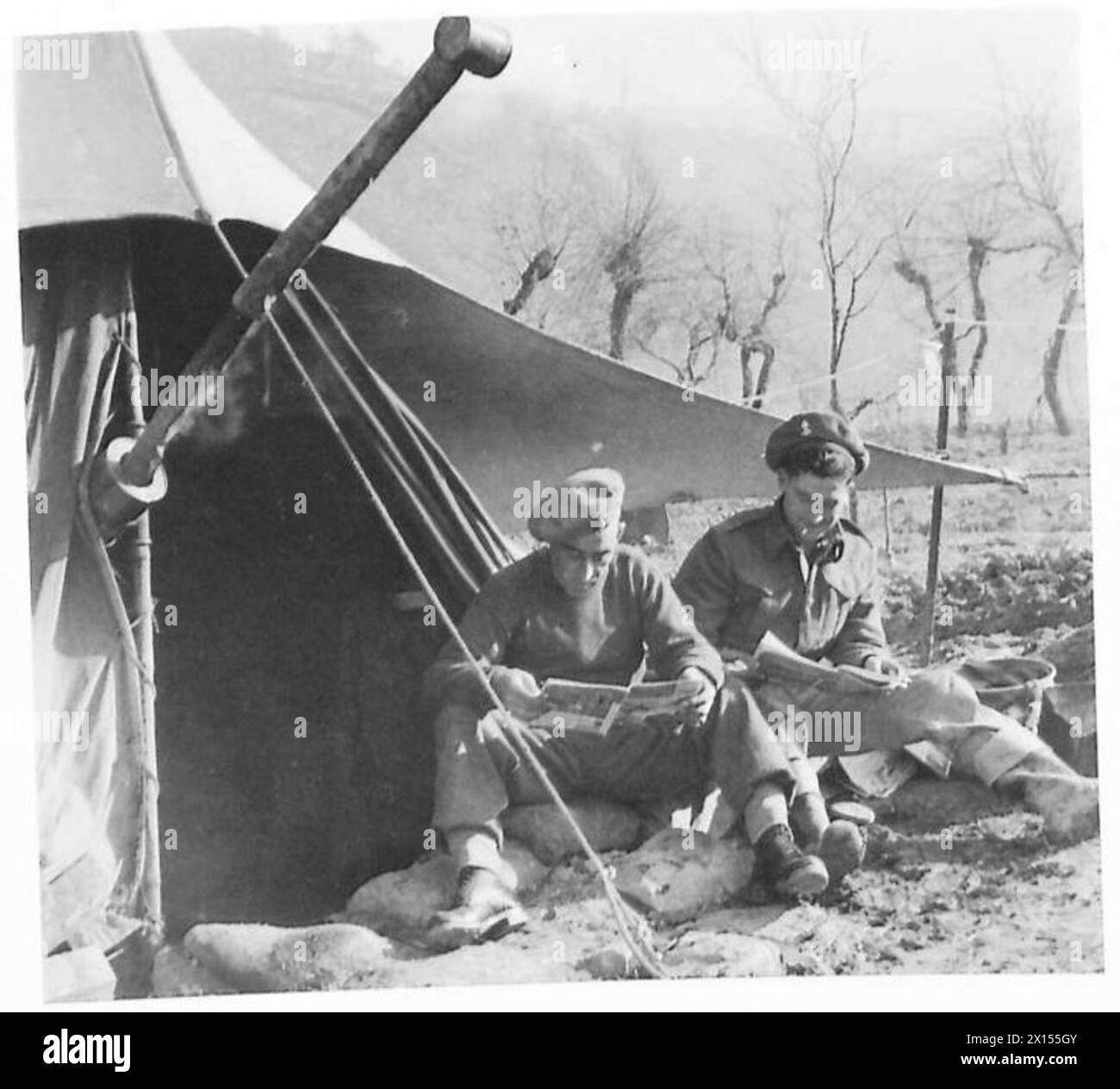 Zwei britische Armeeschützen, E.A. Gray und W.A. Turner, entspannen sich nach einer Schießerei in Nordafrika, Sizilien, Italien, dem Balkan und Österreich in der Sonne. Stockfoto