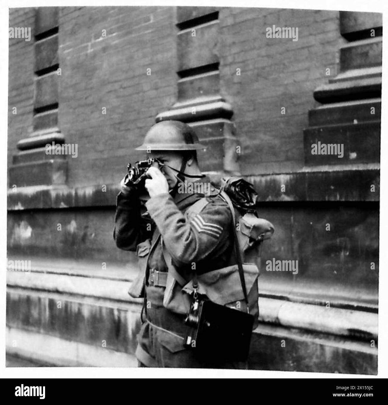 Ein Kameramann der Britischen Armee benutzt eine Standbildkamera während Operationen im Nahen Osten Stockfoto