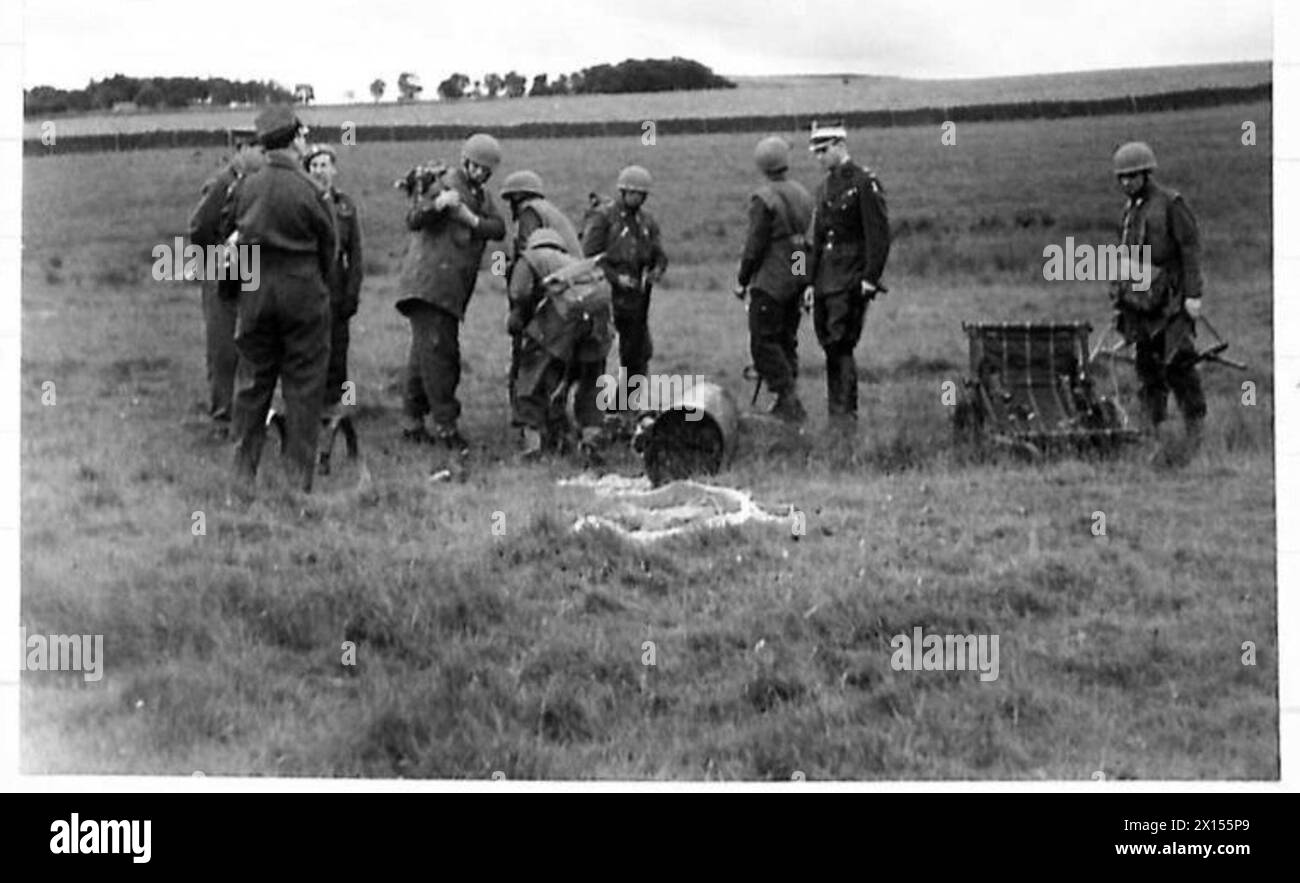 Fallschirmjäger der 1. Polnischen unabhängigen Fallschirmbrigade verteilen ihre Ausrüstung nach einer zweitägigen Übung im schottischen Kommando bei Lauder Common. Rechts ist ein kleiner Rollwagenträger zu sehen. Stockfoto